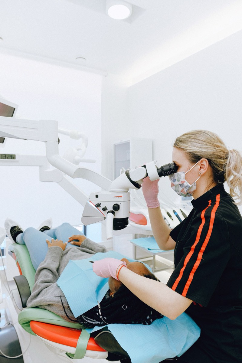 Detalhe de equipamento odontológico em consultório